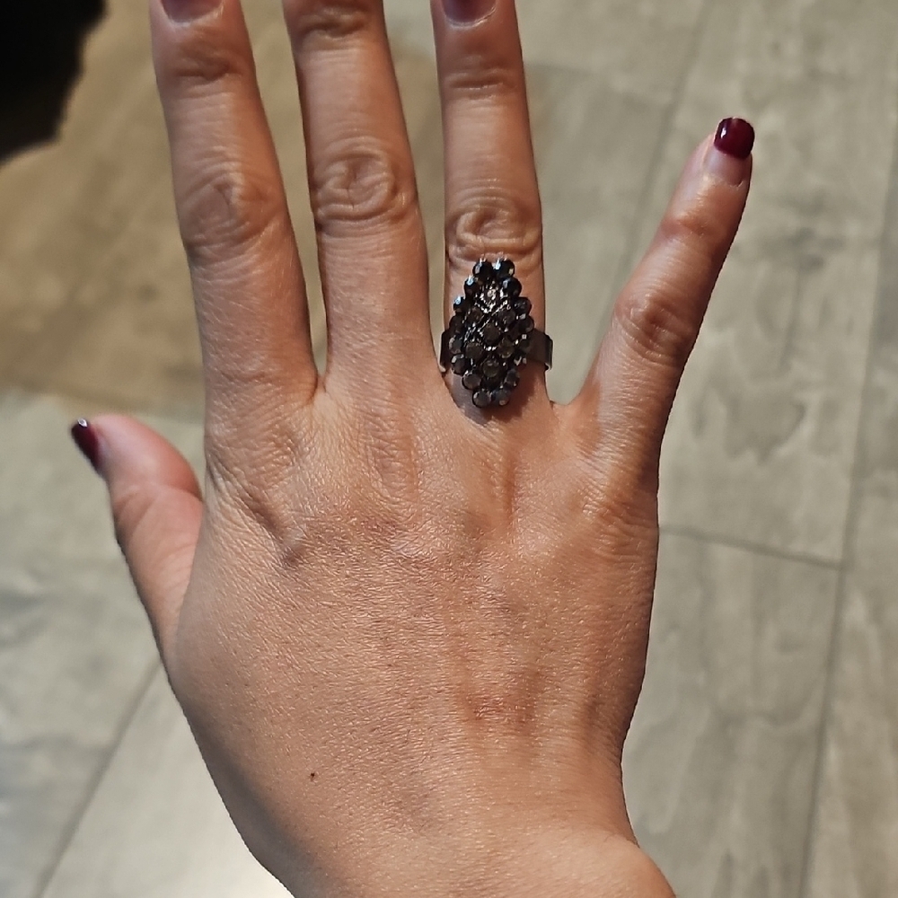 Elegant Black Stone Ring - Picture 1 of 4